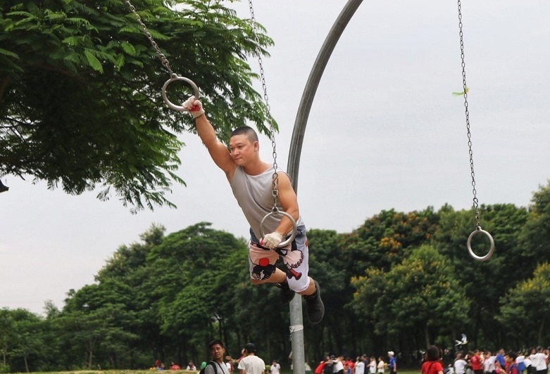 Đây cũng là nơi nhiều người ra tập luyện các bộ môn trong nhóm calisthenics như đu xà, đu dây… Đây cũng là nơi nhiều người ra tập luyện các bộ môn trong nhóm calisthenics như đu xà, đu dây…