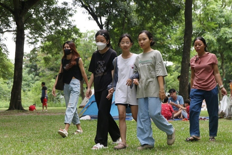 Không chỉ các gia đình, nhiều nhóm bạn trẻ cũng đến đây cắm trại. Một số sẽ tổ chức tiệc nướng buổi tối. Không chỉ các gia đình, nhiều nhóm bạn trẻ cũng đến đây cắm trại. Một số sẽ tổ chức tiệc nướng buổi tối.