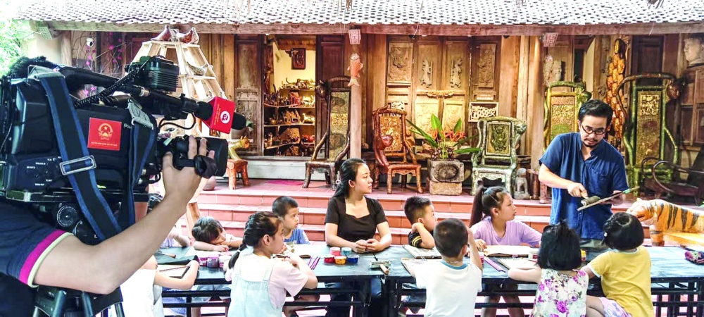 Nghệ nhân Nguyễn Tấn Phát đã tổ chức hoạt động dạy làm gốm miễn phí khi du khách đến tham quan Đường Lâm