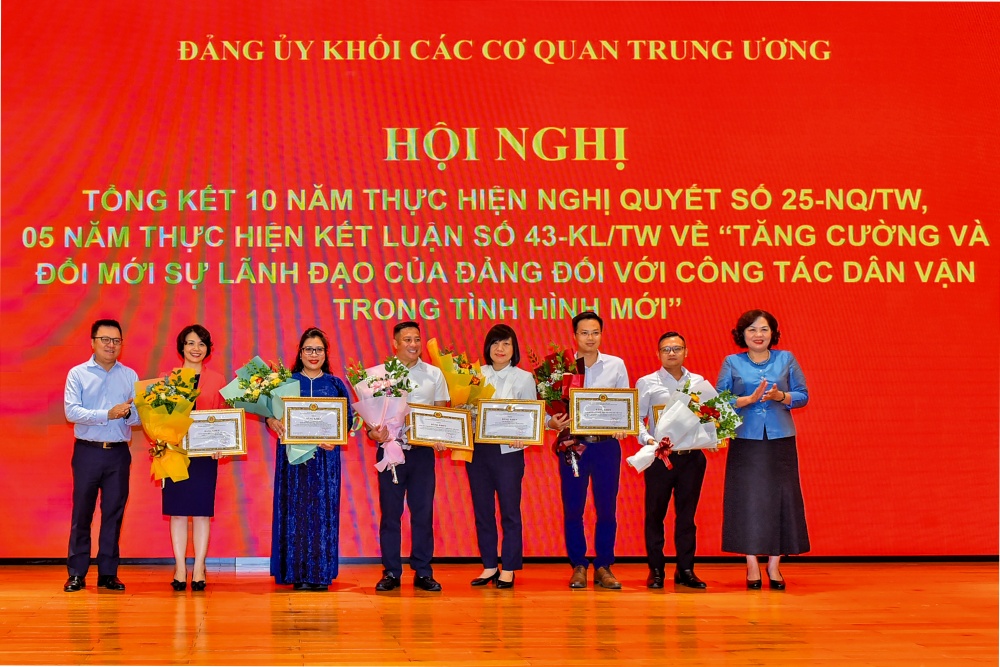 Đồng chí Nguyễn Thị Hồng, Ủy viên Trung ương Đảng, Thống đốc NHNN và đồng chí Lê Quốc Minh, Ủy viên Trung ương Đảng, Tổng biên tập Báo Nhân Dân, tặng bằng khen cho các tập thể  có thành tích xuất sắc trong thực hiện Nghị quyết số 25 và Kết luận số 43 giai đoạn 2013 - 2022