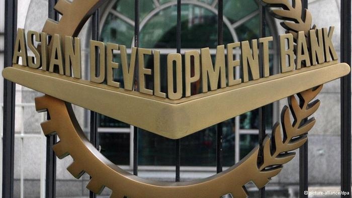 ADB: Lãi suất cao hơn vẫn là nguy cơ đối với khách hàng vay ở Đông Á mới nổi