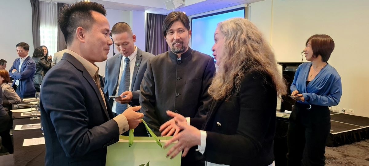 Các diễn giả trao đổi tại diễn đàn. Các diễn giả trao đổi tại diễn đàn.