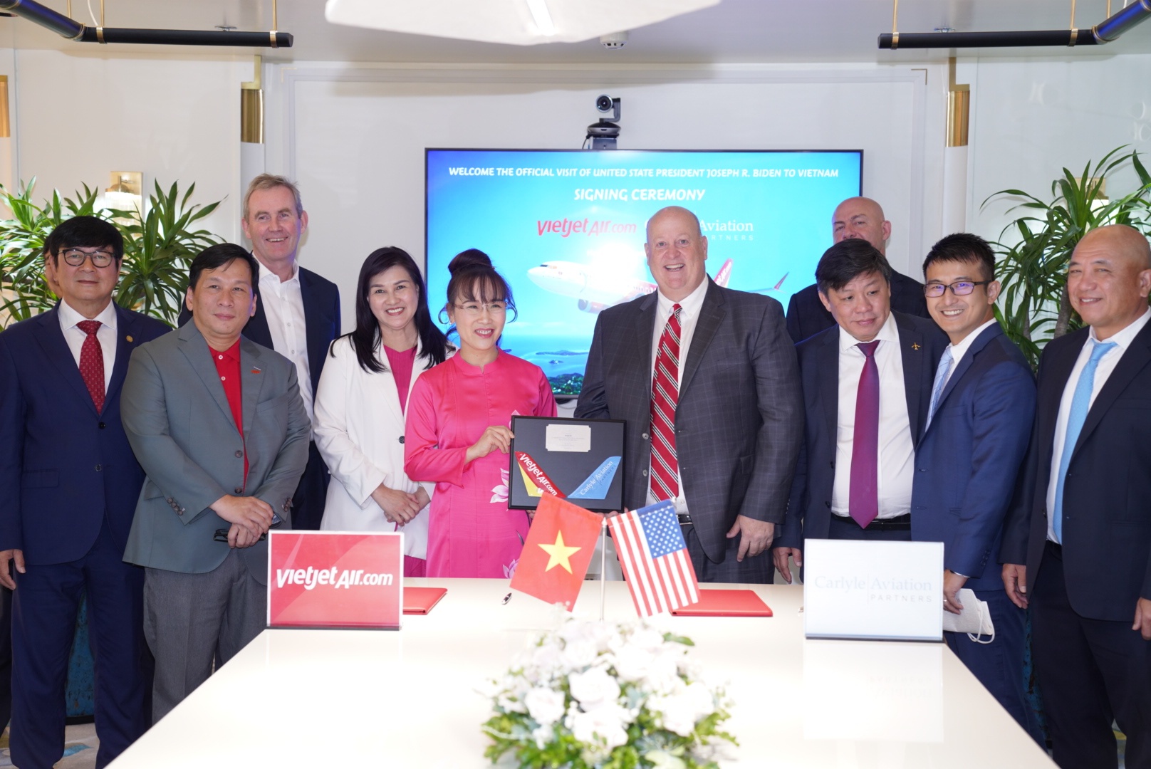 Chủ tịch Vietjet Nguyễn Thị Phương Thảo (giữa) chứng kiến trao đổi ký kết thoả thuận tài trợ tàu bay giữa Carlyle Aviation Partners và Vietjet 