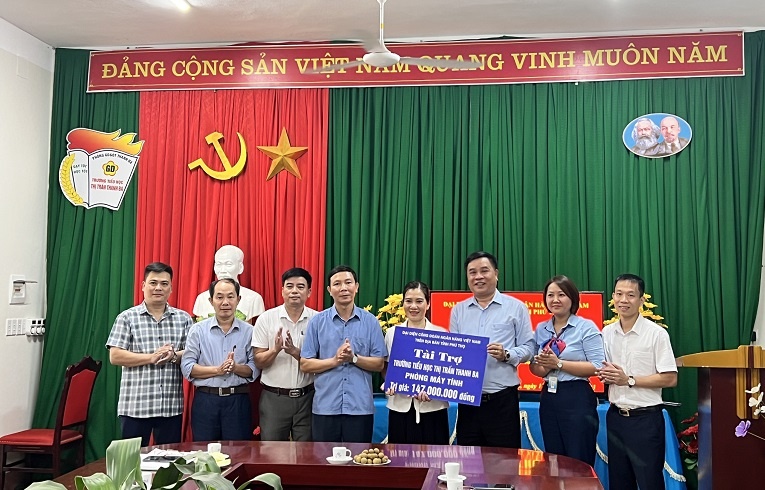Phú Thọ: Công đoàn Ngân hàng trao tặng phòng học máy vi tính tại huyện Thanh Ba