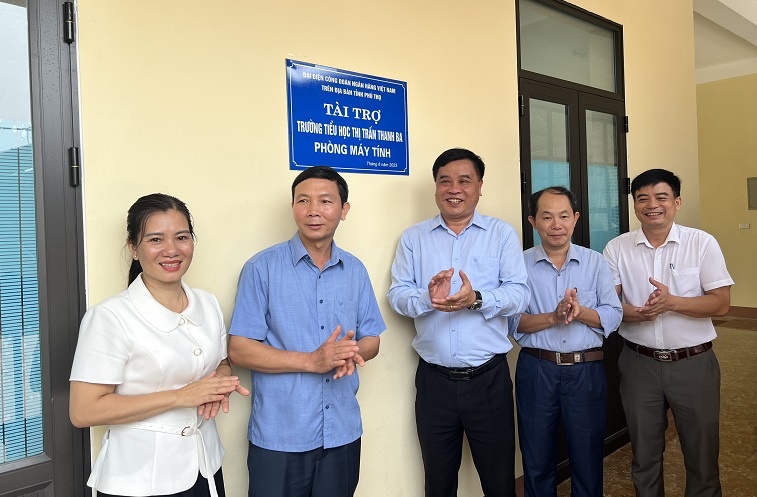 Phú Thọ: Công đoàn Ngân hàng trao tặng phòng học máy vi tính tại huyện Thanh Ba