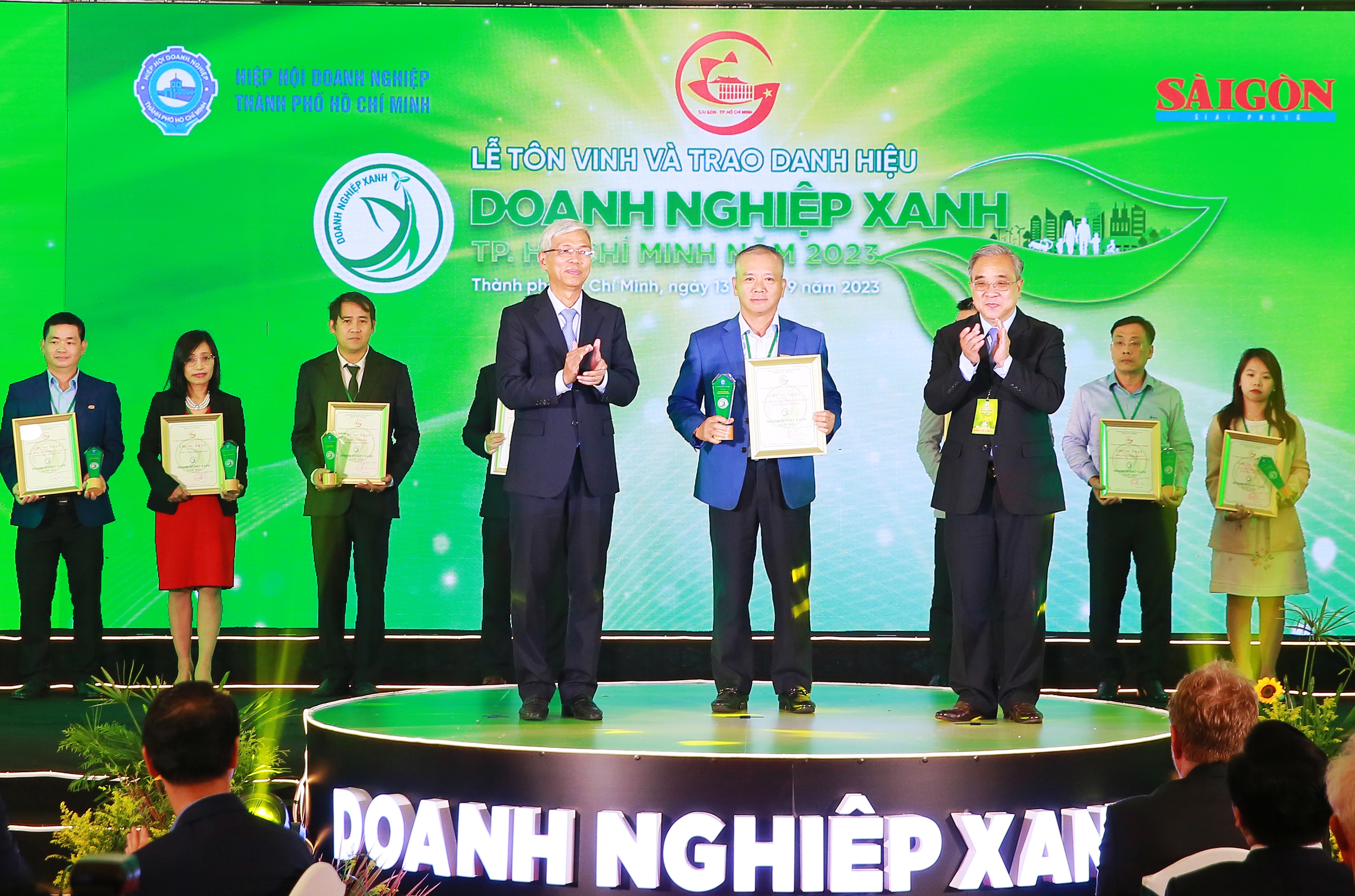 Ông Phan Đình Tuệ - Thành viên HĐQT Sacombank nhận giải thưởng “Doanh nghiệp xanh TP.HCM năm 2023” từ đại diện BTC