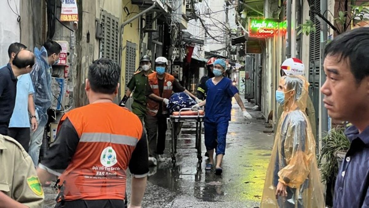 Lực lượng chức năng đưa các nạn nhân xấu số ra khỏi hiện trường. Lực lượng chức năng đưa các nạn nhân xấu số ra khỏi hiện trường.