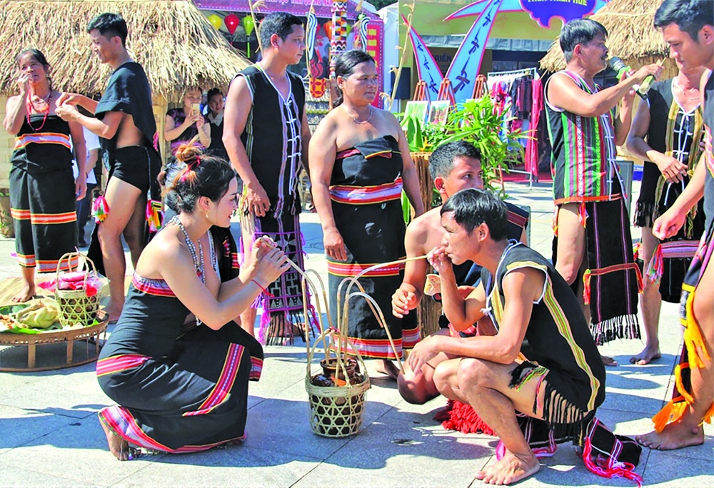 Các nghi thức truyền thống do đoàn Quảng Nam tái hiện tại ngày hội Các nghi thức truyền thống do đoàn Quảng Nam tái hiện tại ngày hội