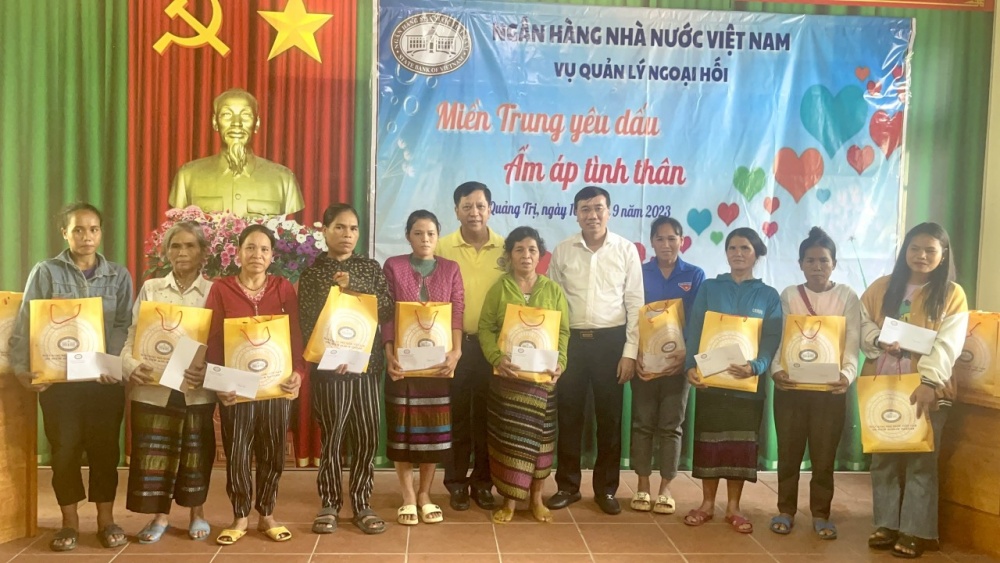 Công đoàn Vụ Quản lý ngoại hối trao tặng quà cho các hộ đồng bào dân tộc khó khăn tại xã Đakrông, huyện Đakrông tỉnh Quảng Trị