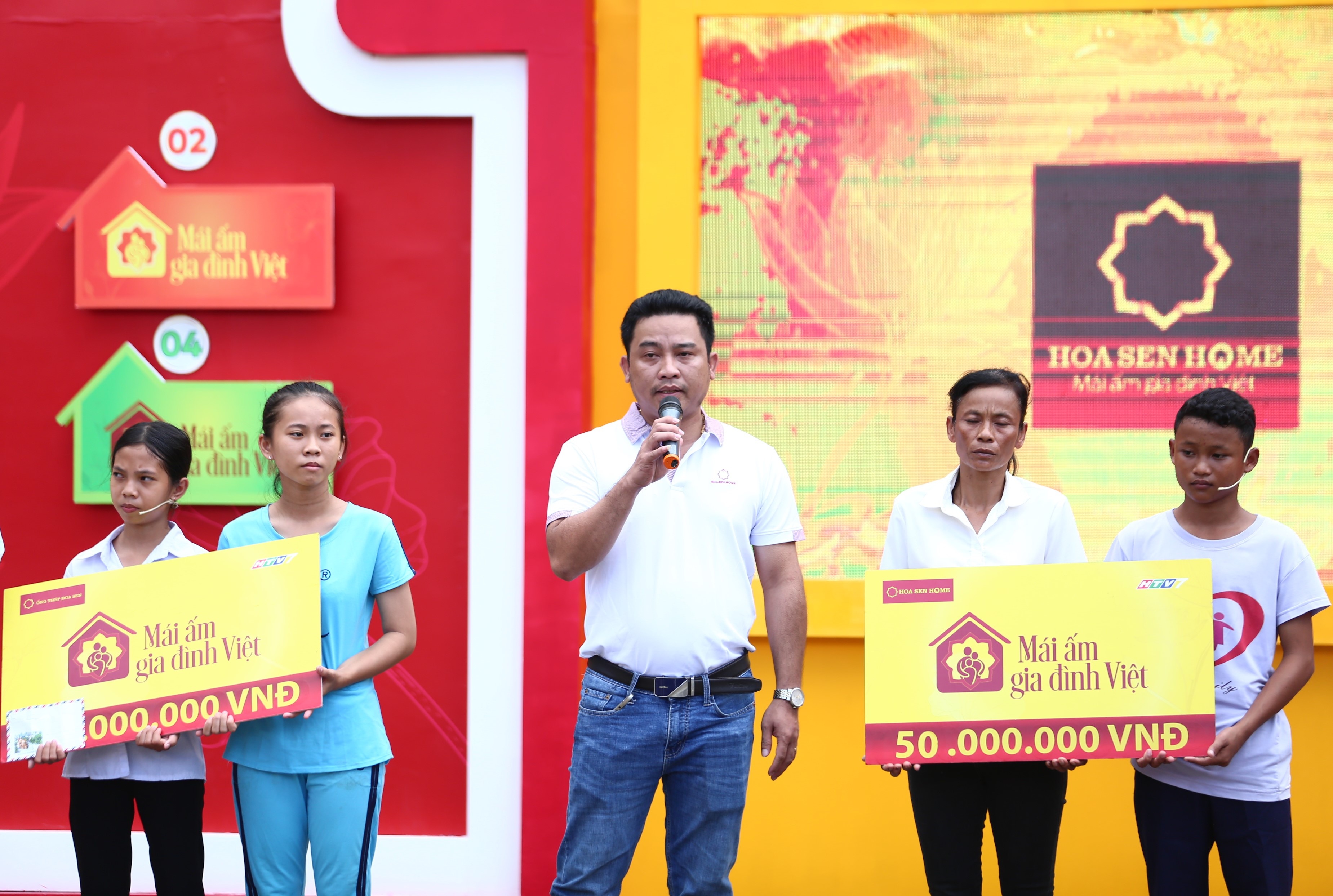 Đại diện phía Tập đoàn Hoa Sen đã đến trao thưởng và có những lời động viên dành cho gia đình các em nhỏ mồ côi