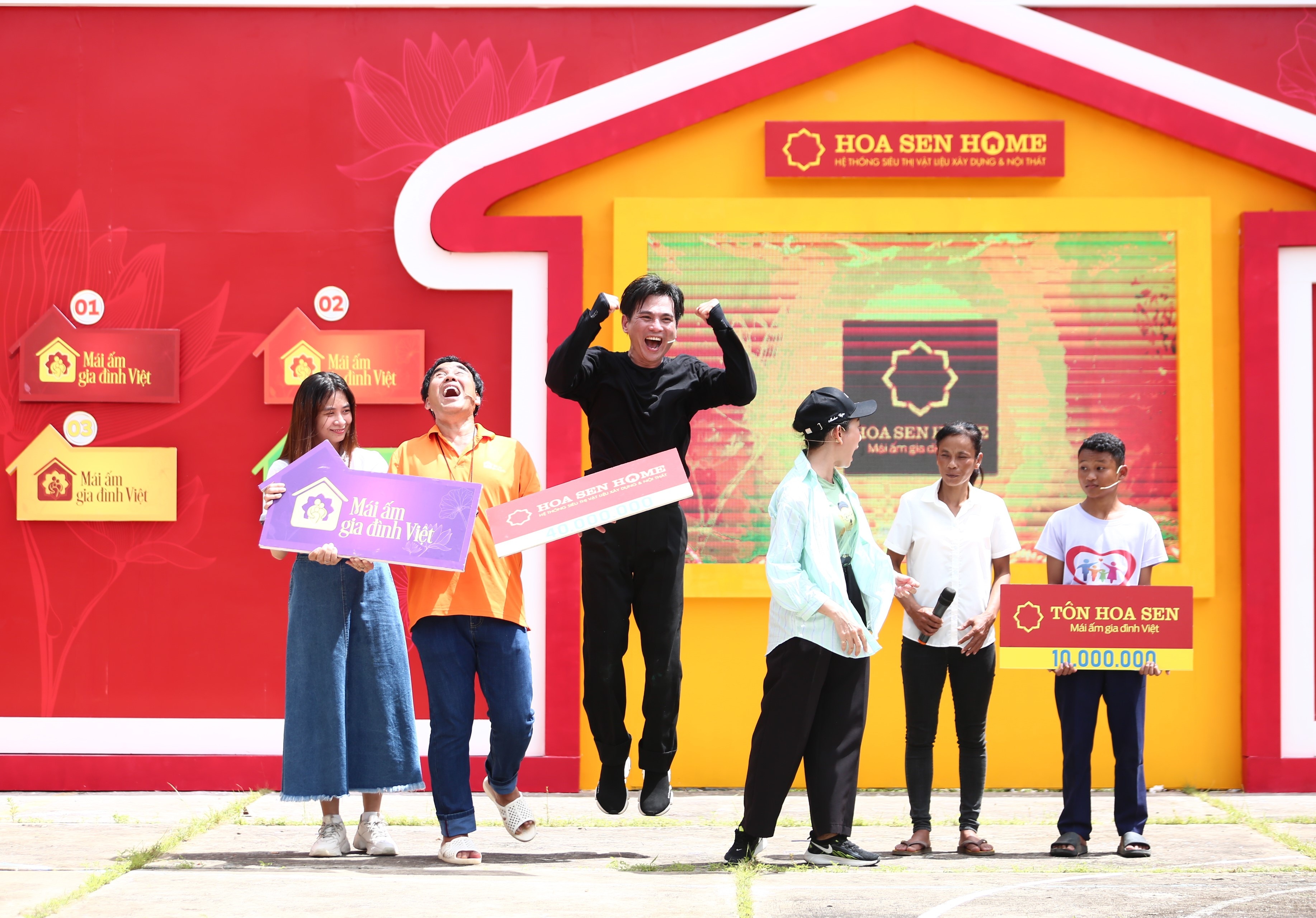 Hạnh phúc, vỡ òa cảm xúc khi rút được tấm bảng logo giá trị tiền thưởng lớn cho các em nhỏ mồ côi