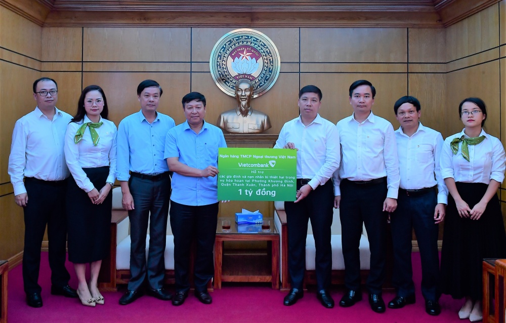 Vietcombank hỗ trợ các nạn nhân trong vụ hỏa hoạn chung cư mini tại quận Thanh Xuân