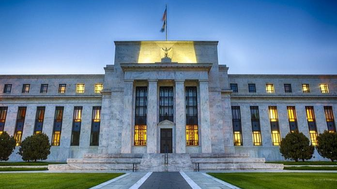 Fed giữ nguyên lãi suất, phát tín hiệu lãi suất sẽ cao hơn trong thời gian dài hơn