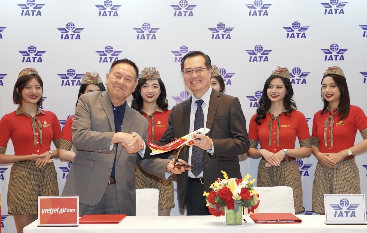 Ông Philip Goh - Phó Chủ tịch IATA khu vực Châu Á - Thái Bình Dương và Phó Tổng giám đốc Vietjet, Chủ tịch Học viện Hàng không Vietjet, ông Lương Thế Phúc (trái) ký kết hợp tác đưa Học viện Hàng không Vietjet tham gia mạng lưới đào tạo quốc tế của IATA