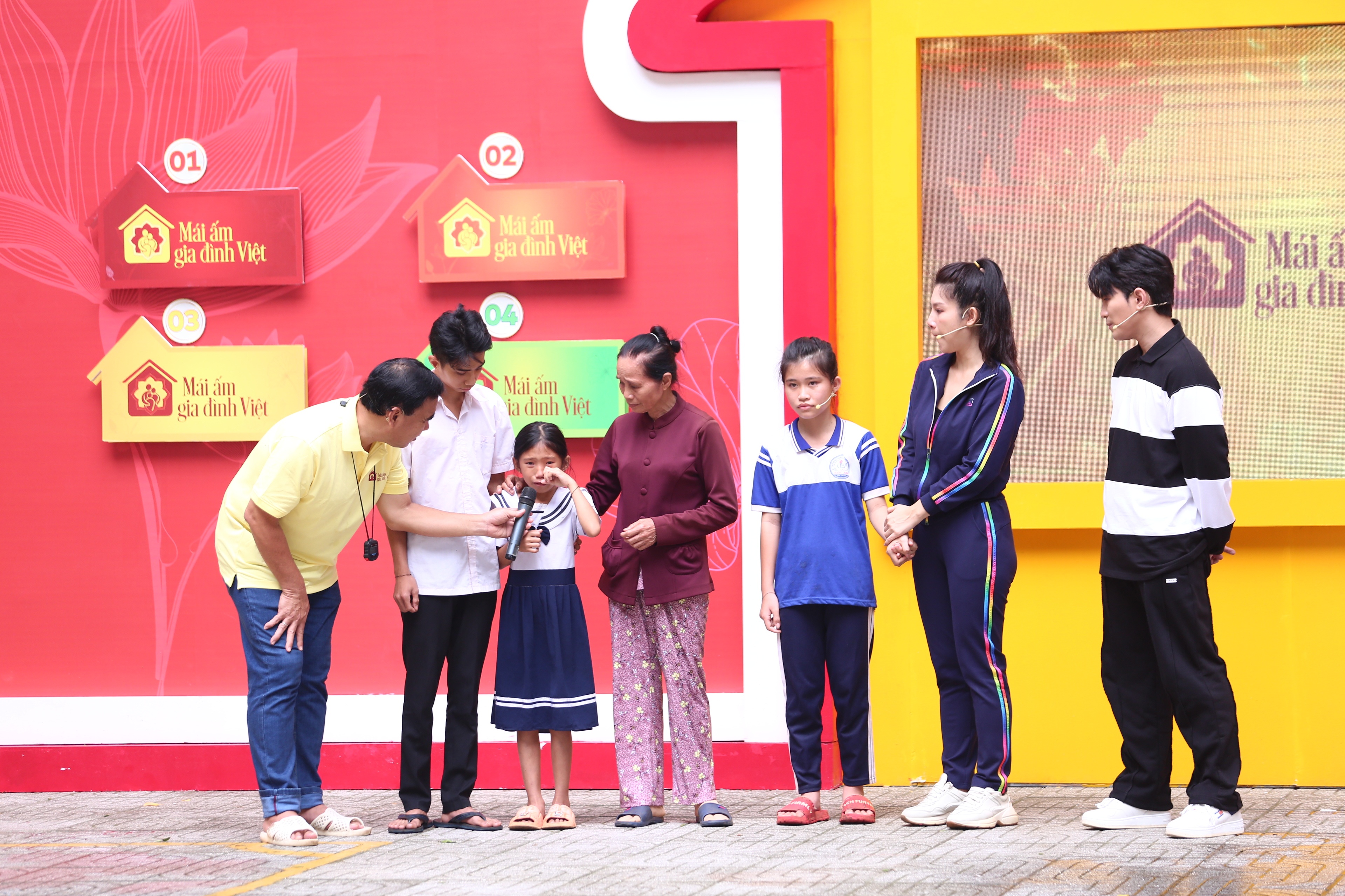 Nghẹn ngào khi các em nói rằng: không biết con không ngoan hay sao mà mẹ lại bỏ đi Nghẹn ngào khi các em nói rằng: không biết con không ngoan hay sao mà mẹ lại bỏ đi