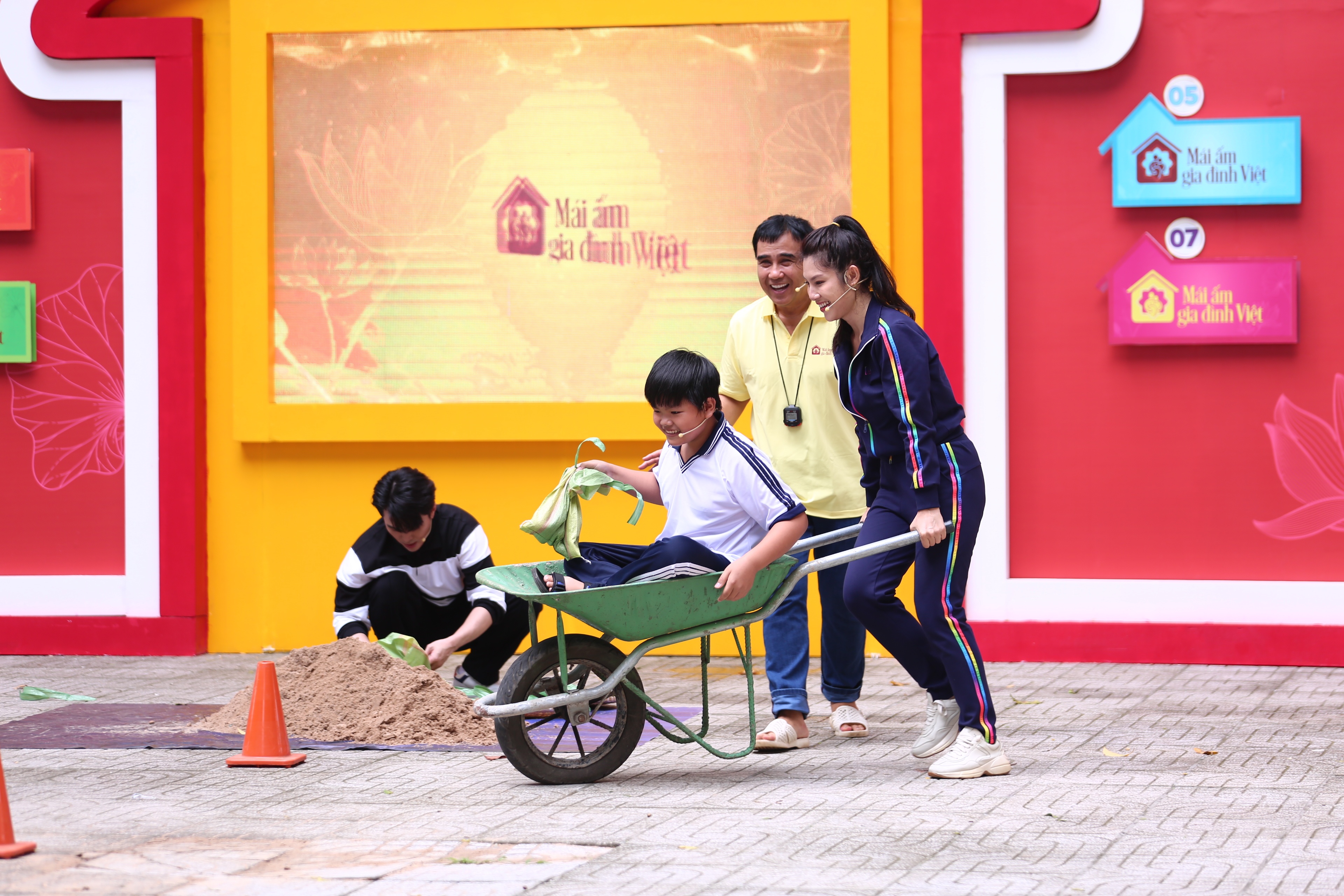 Đến với Mái ấm gia đình Việt_Tập 51, hai khách mời nỗi lực hết mình trong mọi thử thách để mang về những phần thưởng giá trị cho các em nhỏ mồ côi Đến với Mái ấm gia đình Việt_Tập 51, hai khách mời nỗi lực hết mình trong mọi thử thách để mang về những phần thưởng giá trị cho các em nhỏ mồ côi