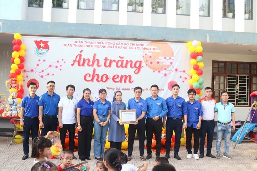 Đại diện Đoàn Thanh niên ngành Ngân hàng Quảng Trị tặng quà cho Mái ấm Lâm Bích