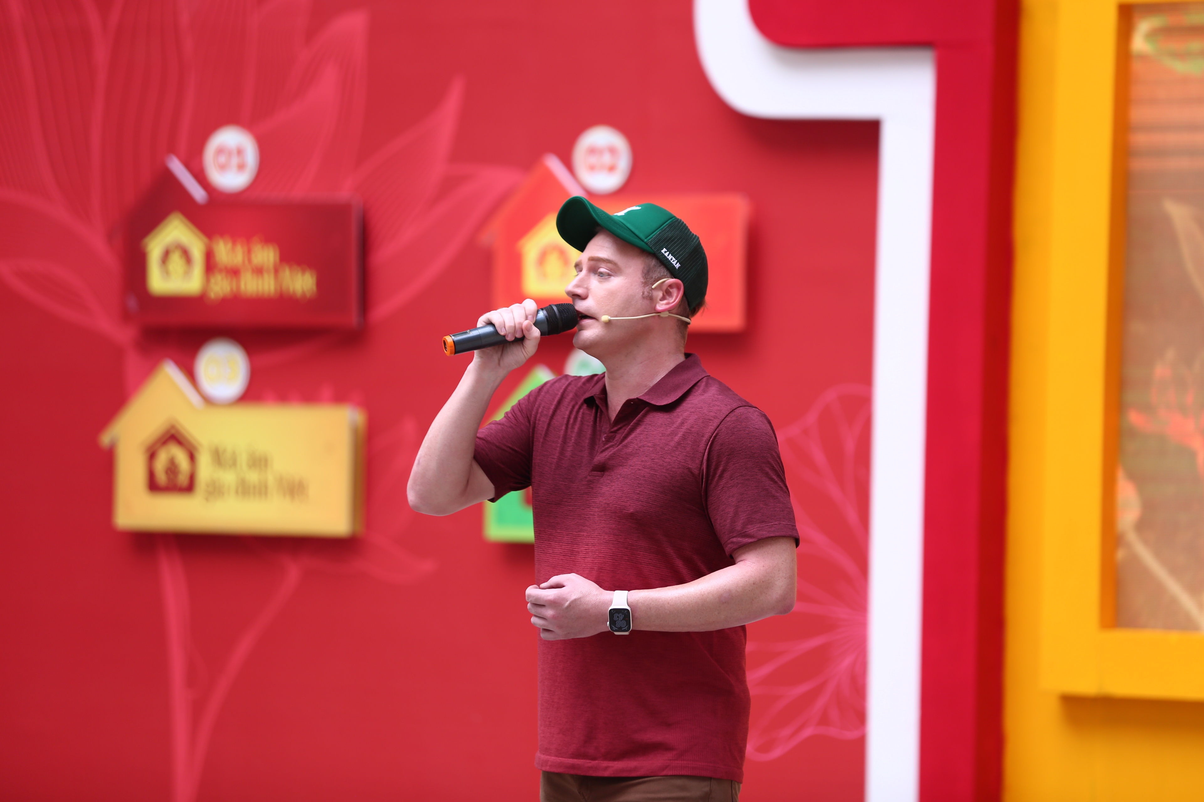 Đến với Mái ấm gia đình Việt_Tập 52, Kyo York cũng dành tặng khán giả những ca khúc thân thuộc với người dân Việt