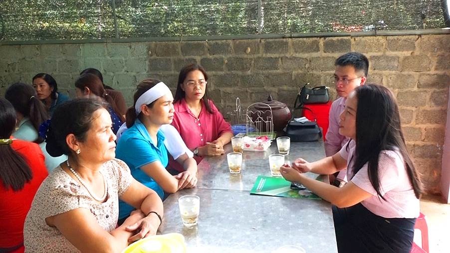 Thừa uỷ quyền của Công đoàn NHCSXH, Công đoàn cơ sở chi nhánh NHCSXH tỉnh Thanh Hoá cũng đã tới thăm hỏi gia đình có người thân mất do mưa lũ tại xã Bình Lương, huyện Như Xuân