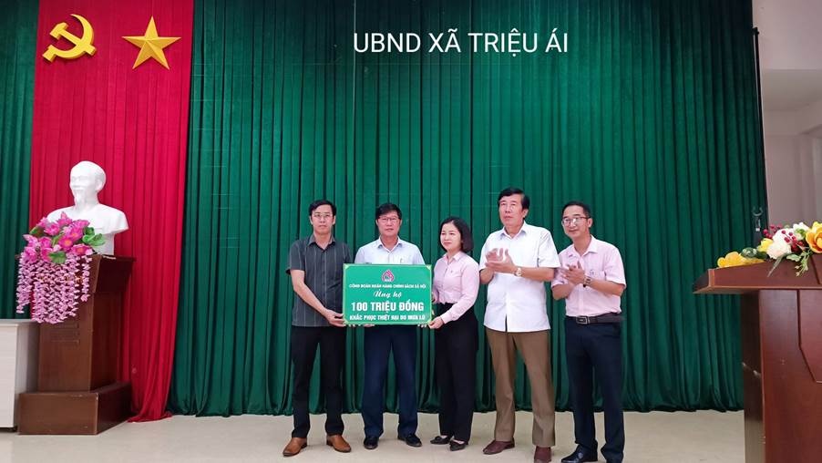 Công đoàn NHCSXH ủng hộ người dân trên địa bàn xã Triệu Ái, huyện Triệu Phong để khắc phục thiệt hại do mưa lũ