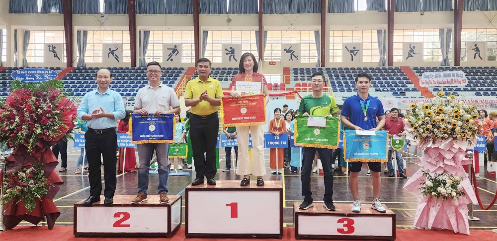 Ông Võ Minh, Giám đốc NHNN chi nhánh Đà Nẵng, trưởng Ban chỉ đạo hội thao trao thưởng cho đoàn các vận động viên.