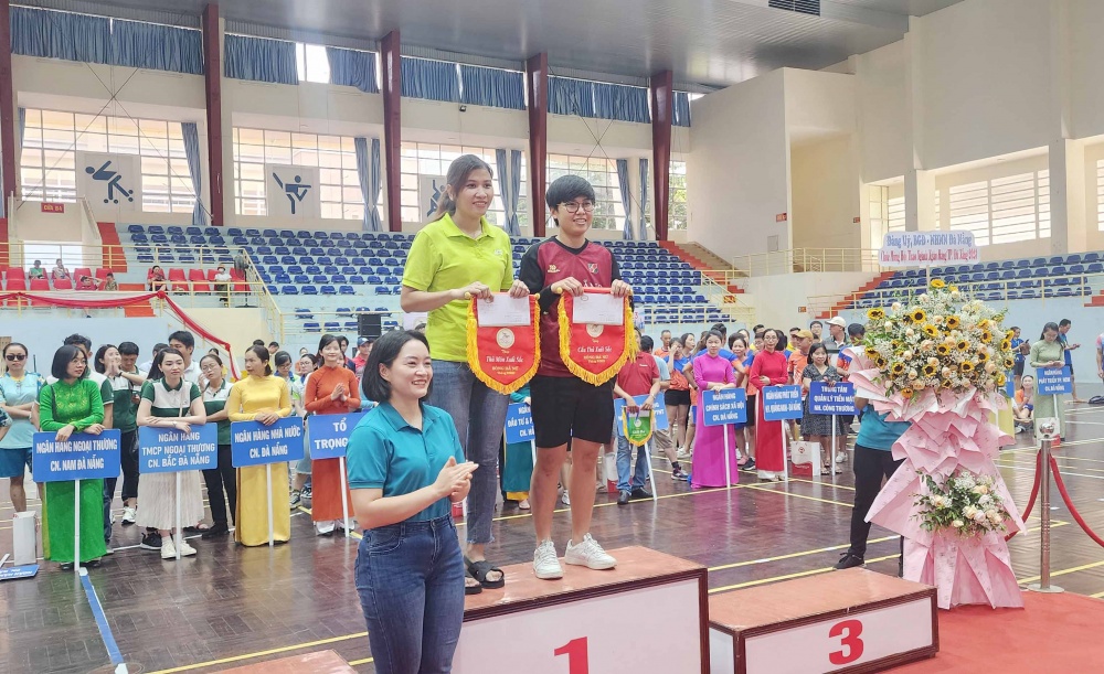 Trưởng ban Chỉ đạo hội thao trao thưởng cho đoàn các vận động viên.