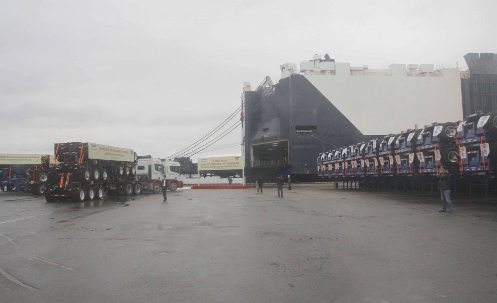 Xuất khẩu hàng hóa tại Cảng Dung Quất - Quảng Ngãi.