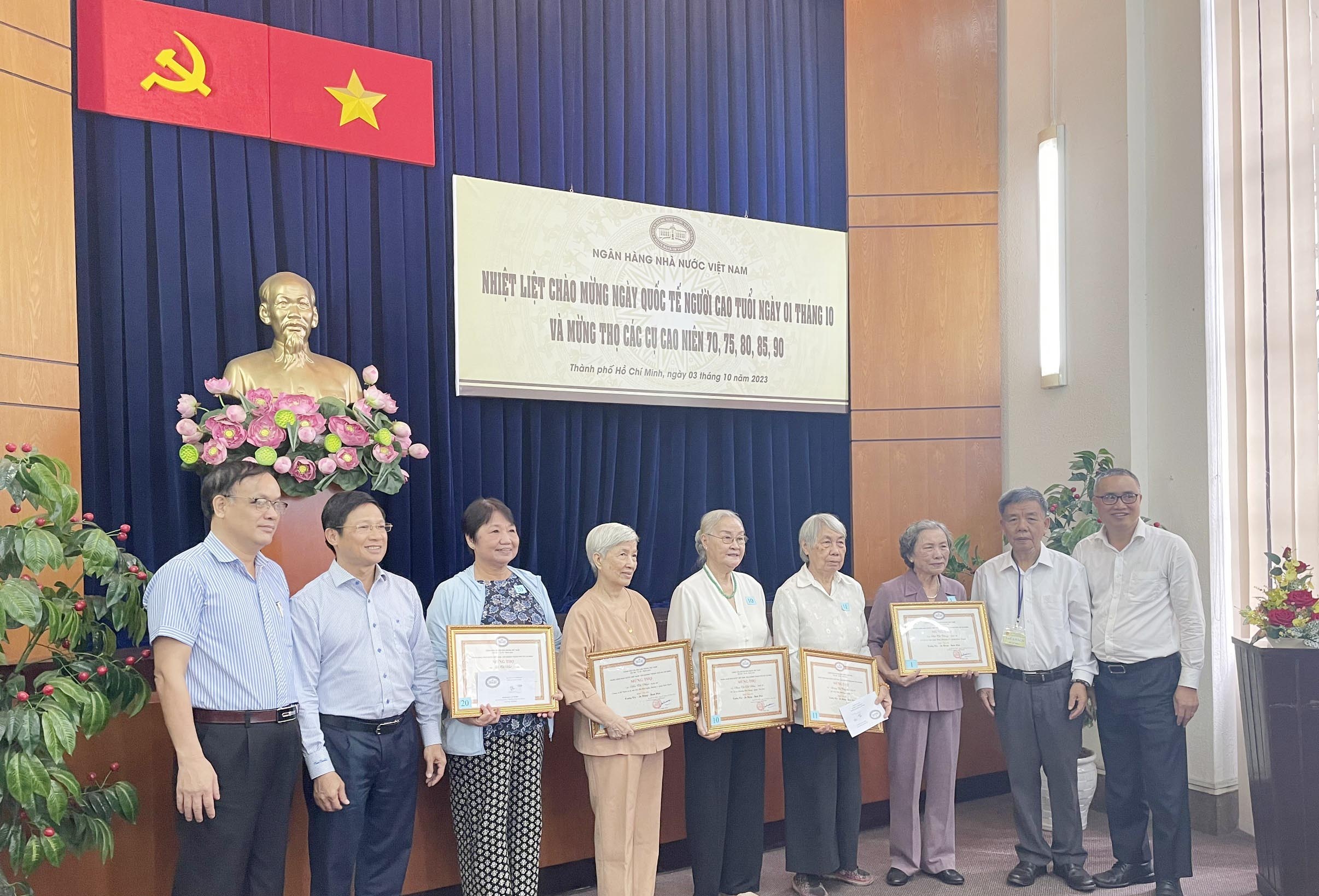 Đại diện NHNN chi nhánh TP.HCM mừng thọ cán bộ hưu trí các thời kỳ 