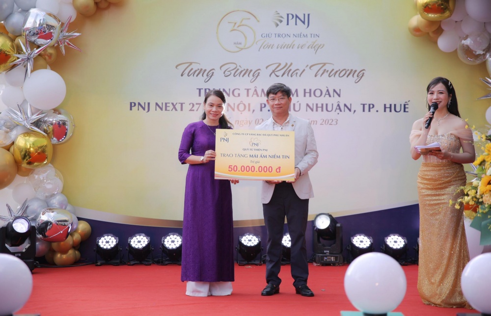 PNJ đã trao tặng 1 Mái Ấm trị giá 50 triệu đồng cho gia đình có hoàn cảnh khó khăn trên địa bàn thông qua Hội Liên hiệp Phụ nữ, TP. Huế. 