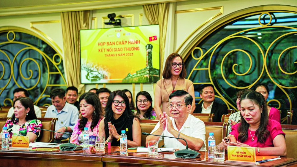 Các hội viên Ban chấp hành kết nối giao thương, đầu tư thương mại của Hanoisme tham dự buổi làm việc