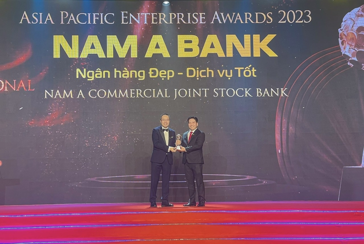 Đại diện Nam A Bank – Ông Trần Khải Hoàn, Phó Tổng Giám đốc thường trực nhận giải thưởng từ Ban tổ chức Đại diện Nam A Bank – Ông Trần Khải Hoàn, Phó Tổng Giám đốc thường trực nhận giải thưởng từ Ban tổ chức