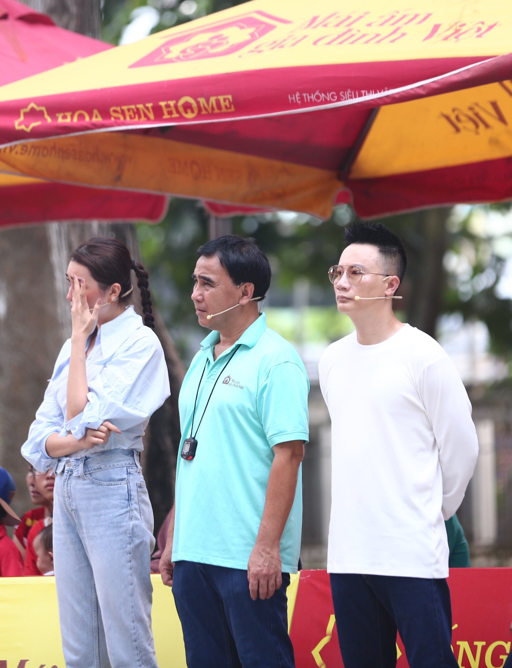 Quyền Linh, Hoàng Bách, Lệ Hằng bất lực trước hoàn cảnh ông bà ngoại tuổi già sức yếu chăm 4 cháu nhỏ vì con gái bị ung thư mất sớm