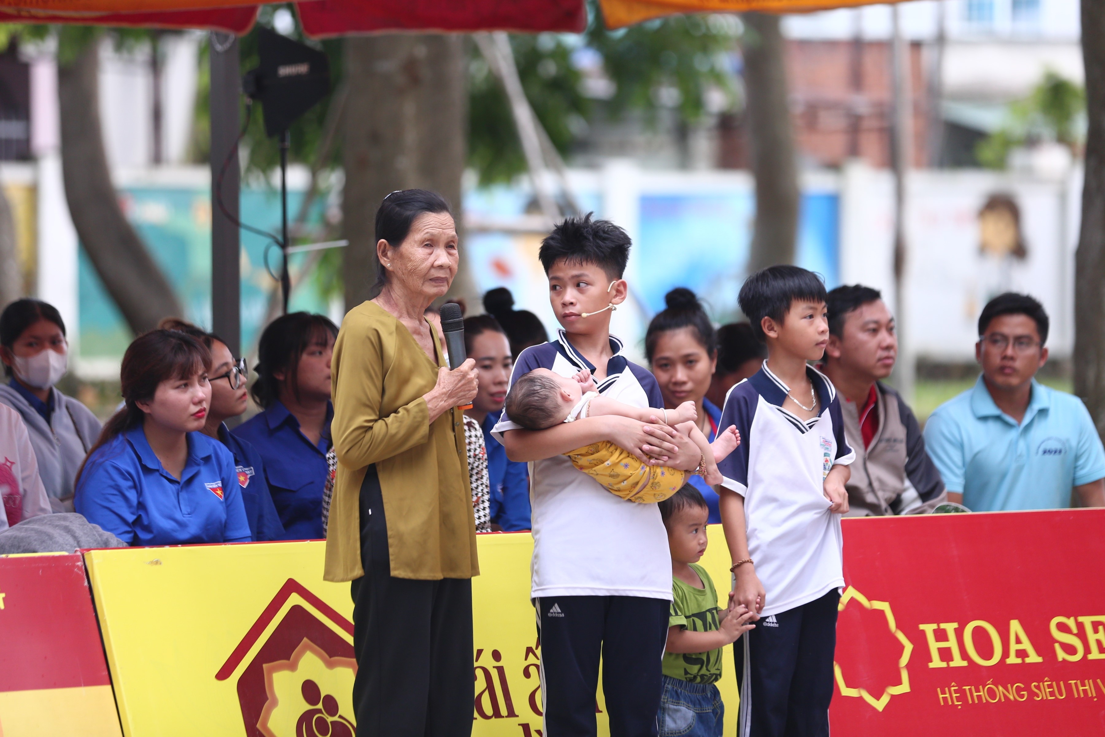 Nghẹn lòng trước sư hiểu chuyện, tháo vát của  cậu bé  chỉ mới 10 tuổi  đã phải chăm sóc ba đứa em nhỏ khi mẹ qua đời