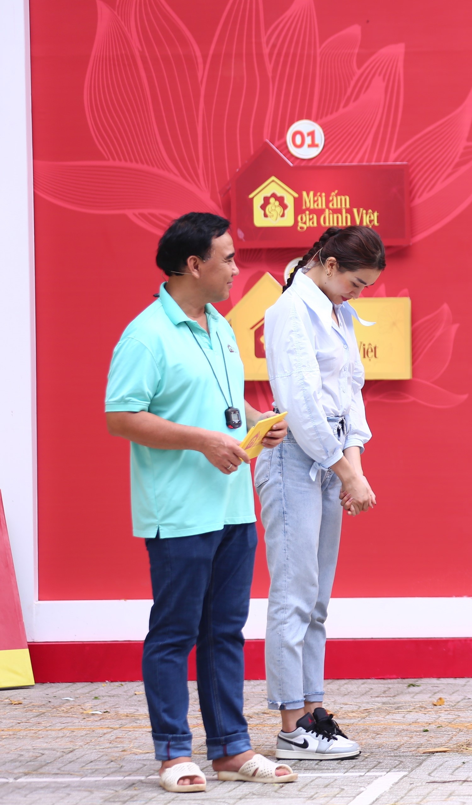 Á hậu Lệ Hằng bật khóc nghẹn ngào, hứa tặng xe đạp cho trẻ mồ côi tại Mái ấm gia đình Việt_Tập 53