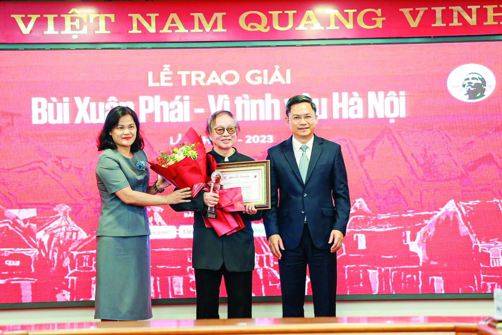 Phó Tổng giám đốc TTXVN Nguyễn Thị Sự và Phó Chủ tịch UBND TP. Hà Nội Hà Minh Hải trao Tôn vinh những “tình yêu Hà Nội”