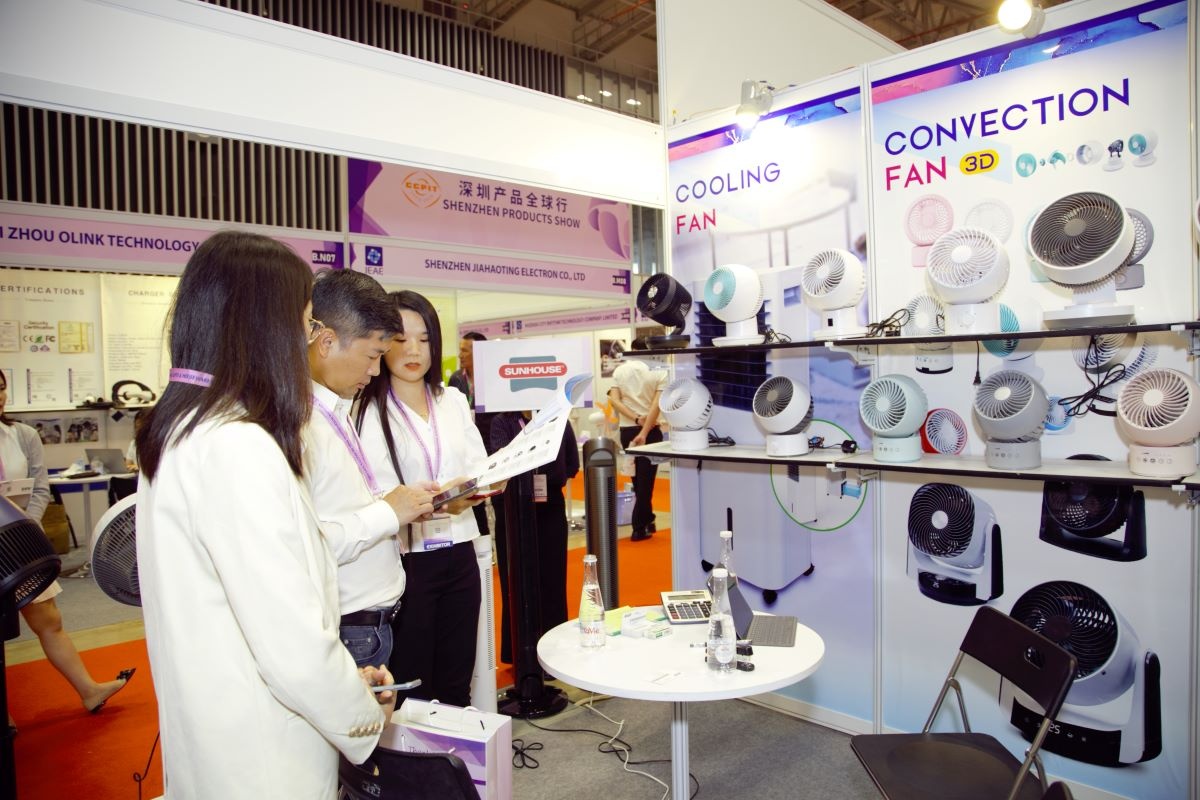 Triển lãm IEAE Hà Nội có diện tích trưng bày lên tới 10.000 m2 với sự tham gia của hơn 200 doanh nghiệp. Triển lãm IEAE Hà Nội có diện tích trưng bày lên tới 10.000 m2 với sự tham gia của hơn 200 doanh nghiệp.