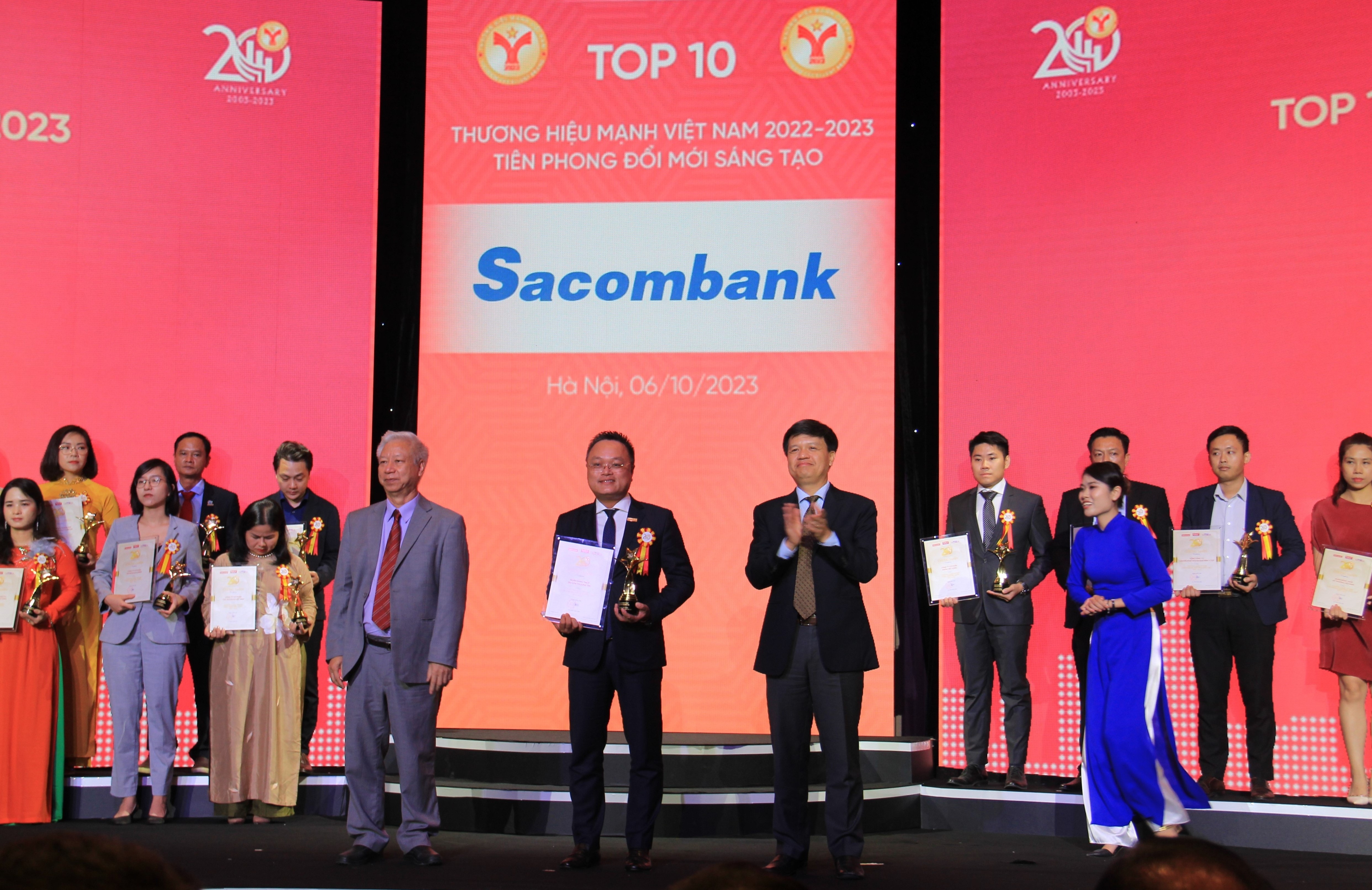 Ông Trần Anh Việt - Giám đốc Sacombank Khu vực TP. Hà Nội nhận giải thưởng “Thương hiệu mạnh” Ông Trần Anh Việt - Giám đốc Sacombank Khu vực TP. Hà Nội nhận giải thưởng “Thương hiệu mạnh”