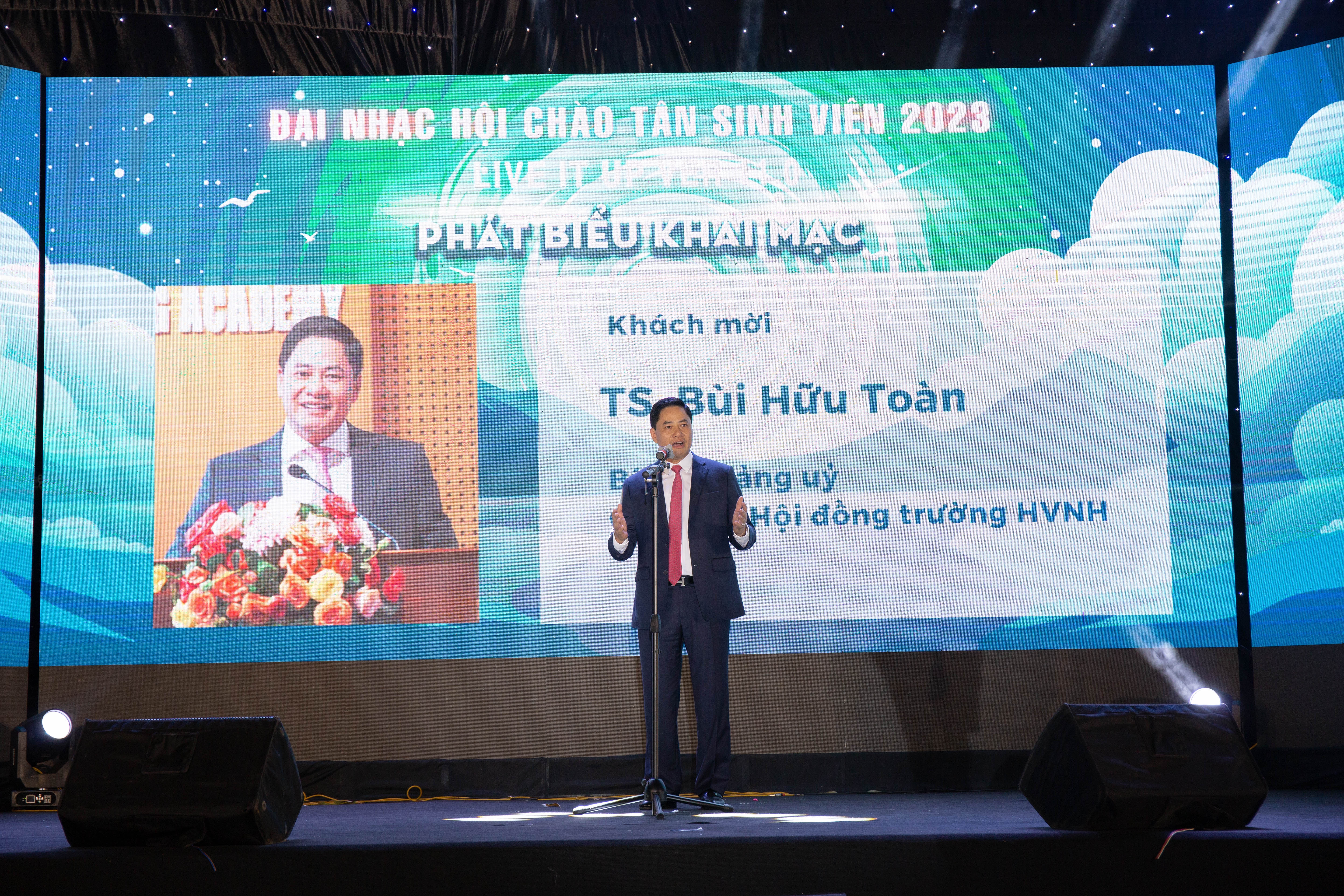 Bùng nổ đêm nhạc chào tân sinh viên của Học viện Ngân hàng