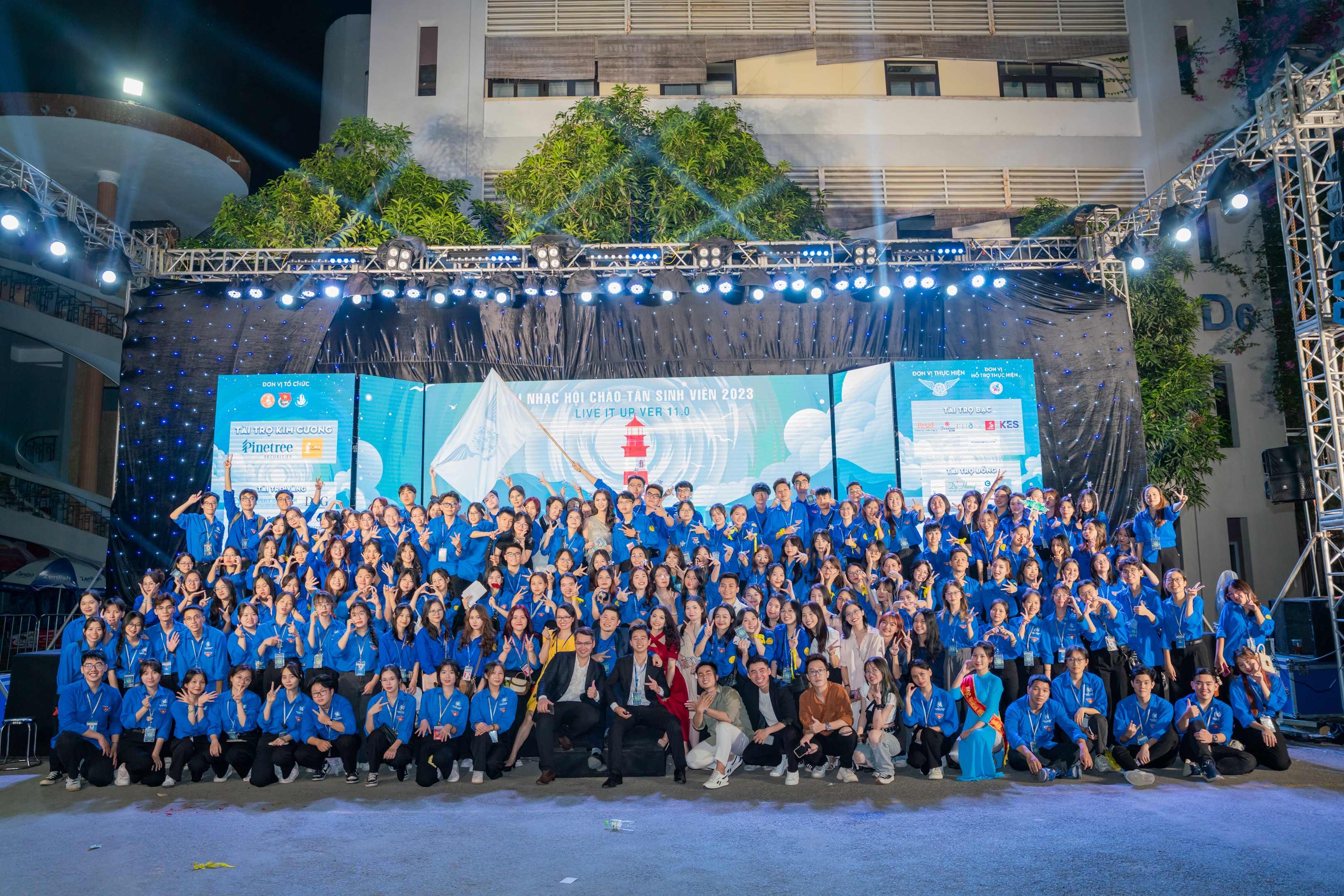 Bùng nổ đêm nhạc chào tân sinh viên của Học viện Ngân hàng