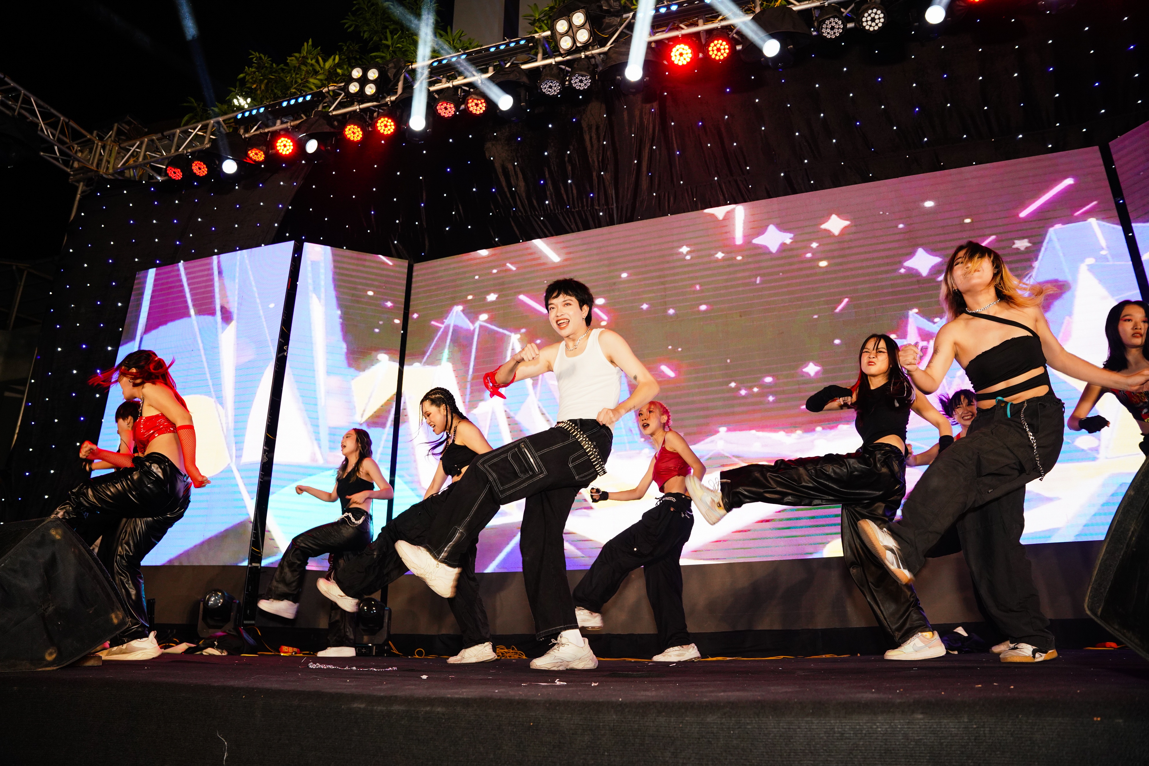 Bùng nổ đêm nhạc chào tân sinh viên của Học viện Ngân hàng