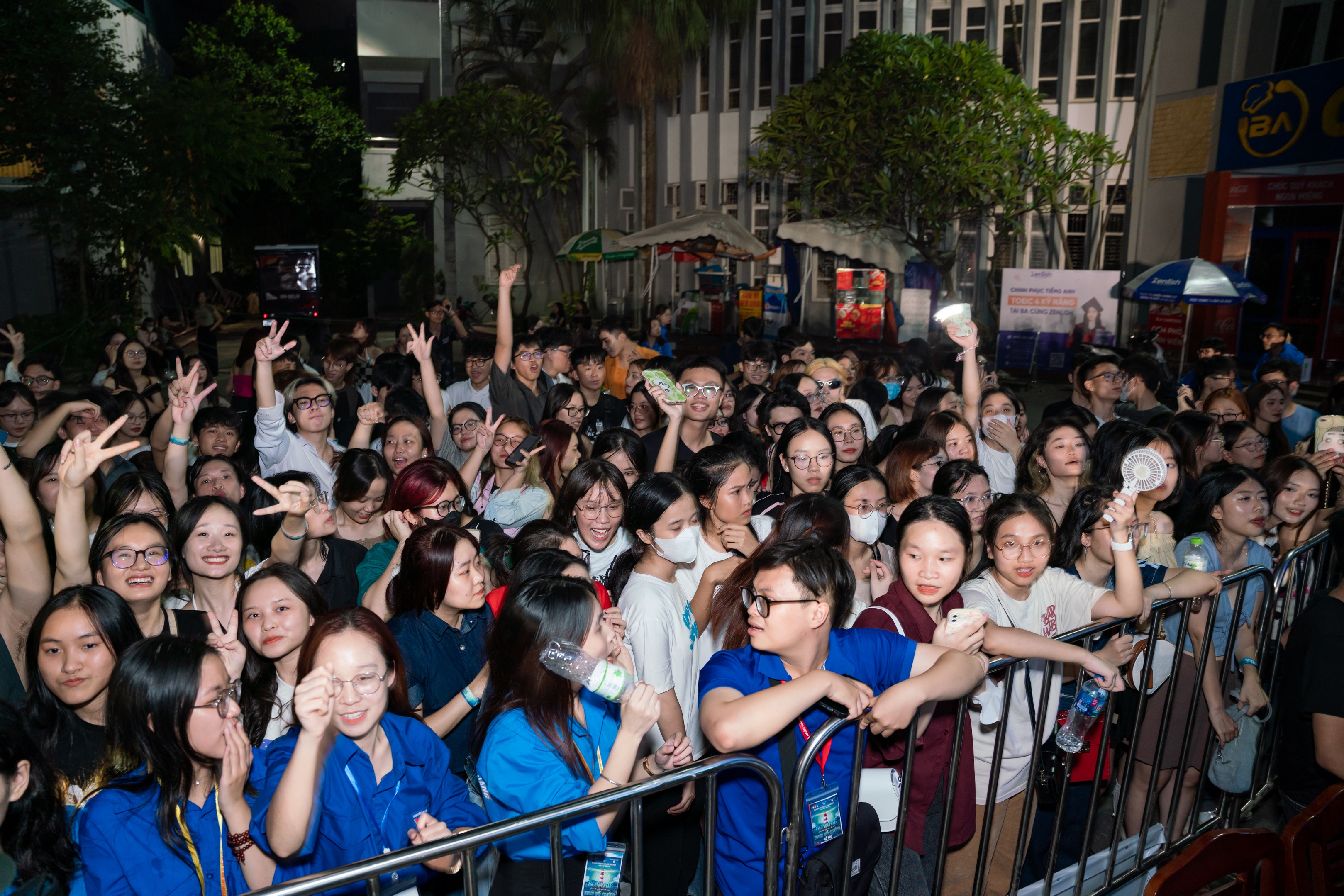 Bùng nổ đêm nhạc chào tân sinh viên của Học viện Ngân hàng