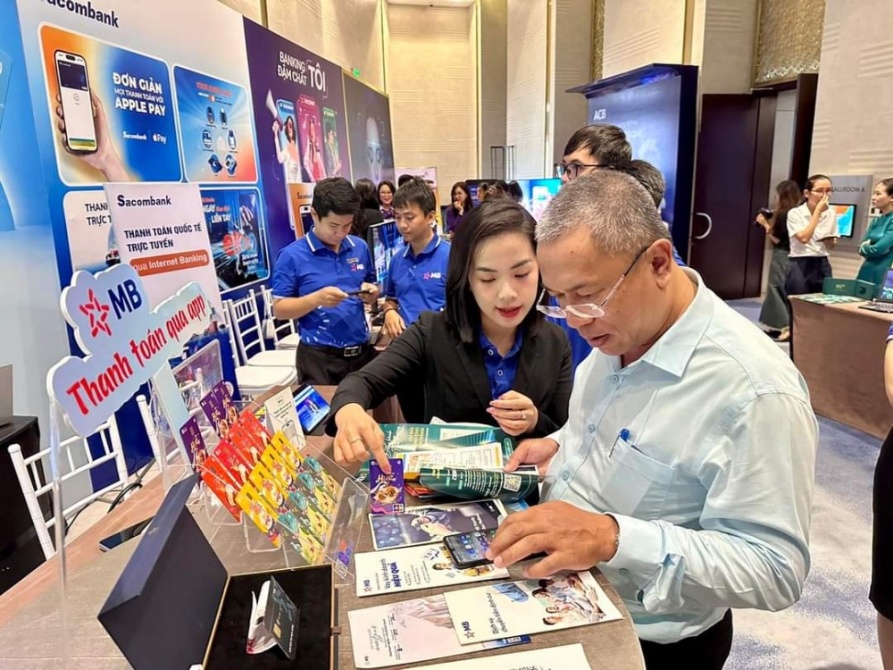 Đại biểu Hội nghị tham quan các gian hàng Đại biểu Hội nghị tham quan các gian hàng