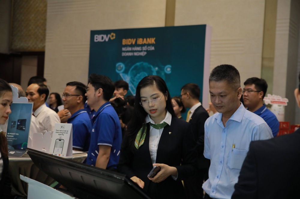 Đại biểu tham quan gian hàng Đại biểu tham quan gian hàng