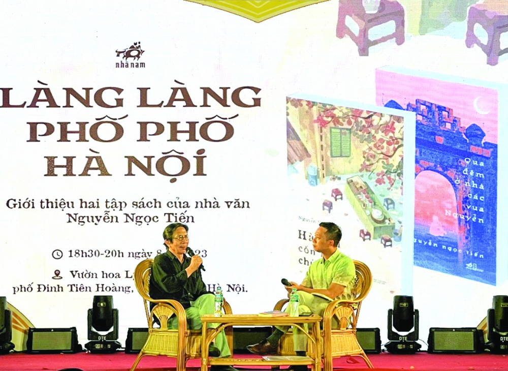 Nhà nghiên cứu Nguyễn Ngọc Tiến (bên trái) tại buổi giao lưu “Làng làng phố phố” 