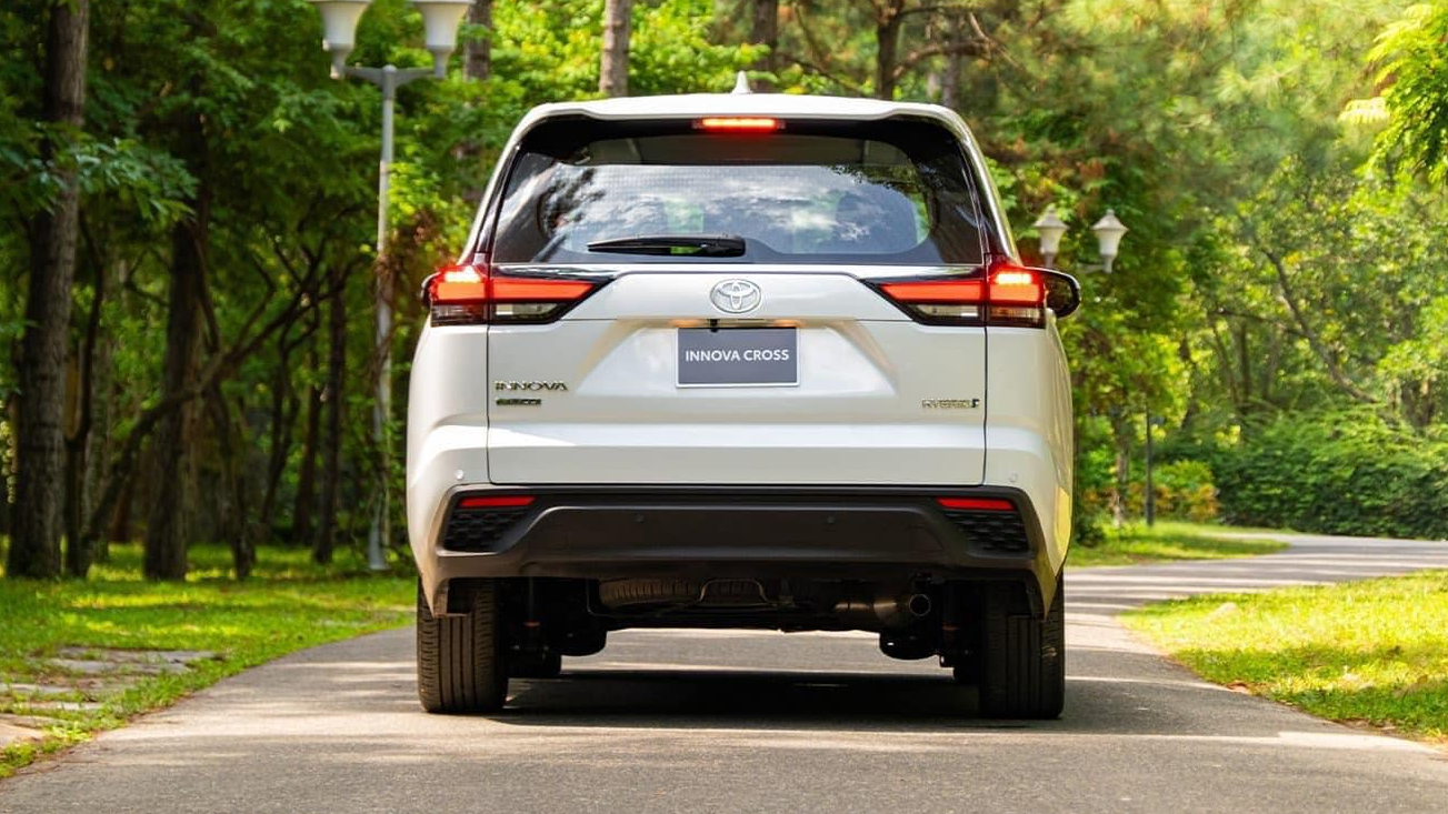 Toyota Innova Cross lộ ảnh nội, ngoại thất rõ nét trước ngày ra mắt Việt Nam: Nhiều trang bị khủng, giá dễ tới tiền tỷ - Ảnh 2. Toyota Innova Cross lộ ảnh nội, ngoại thất rõ nét trước ngày ra mắt Việt Nam: Nhiều trang bị khủng, giá dễ tới tiền tỷ - Ảnh 2.