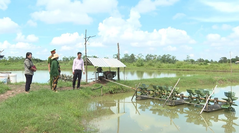 Bà Hữu Thị Thê vay vốn chính sách để cải tạo ao nuôi tôm