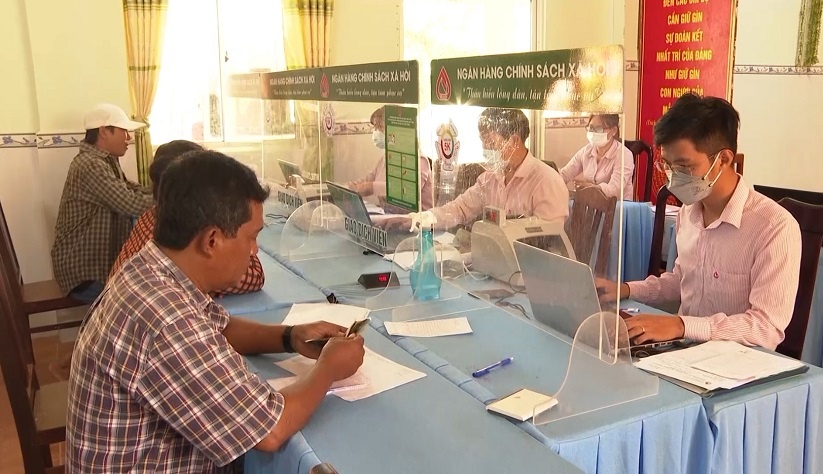 Ngay trong ngày 11/10/2023 NHCSXH tỉnh Bạc Liêu đã giải ngân cho 11 trường hợp được vay vốn, tổng số tiền là 600 triệu đồng