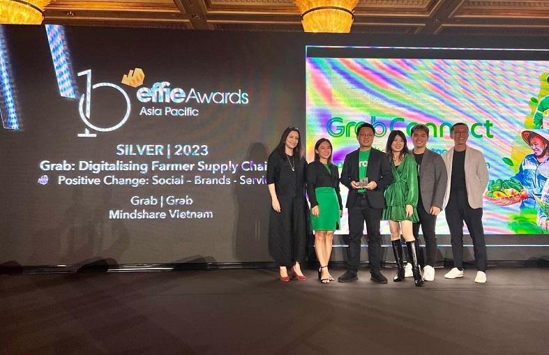 Đại diện Grab nhận giải thường từ BTC APAC Effie Awards 2023