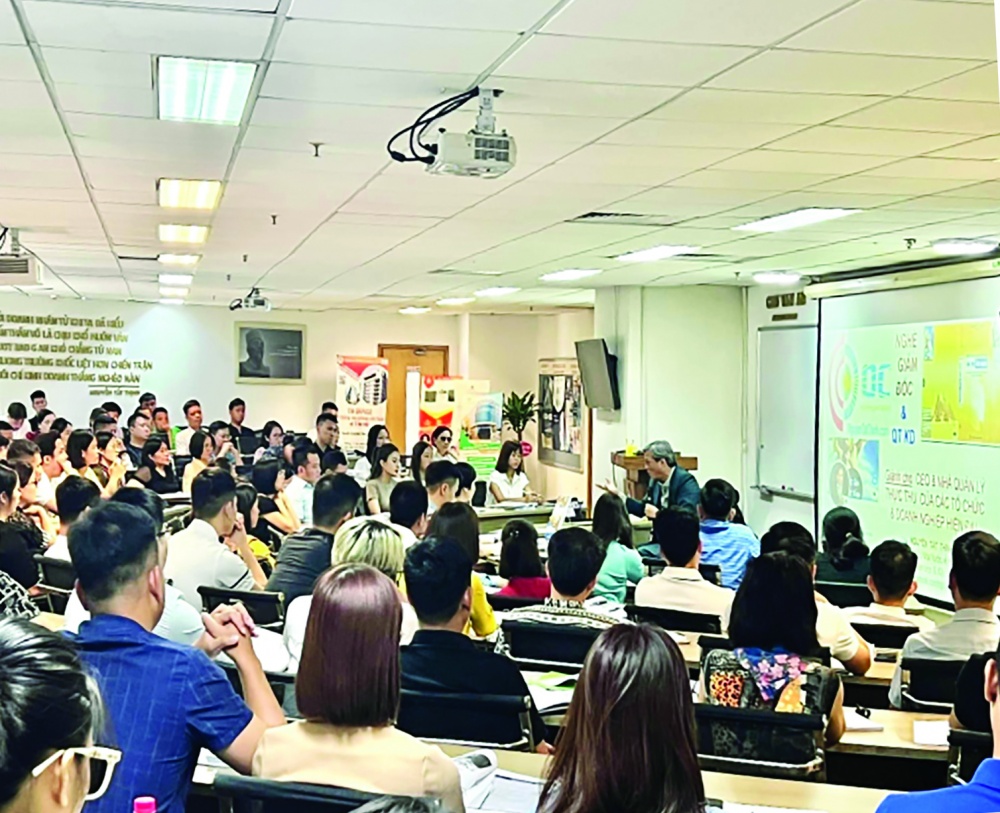 Quang cảnh một tiết học của lớp CEO 177 do Chuyên gia Nguyễn Tất Thịnh (ngồi đối diện) đang truyền giảng tại Trường Đào tạo Doanh nhân PTI