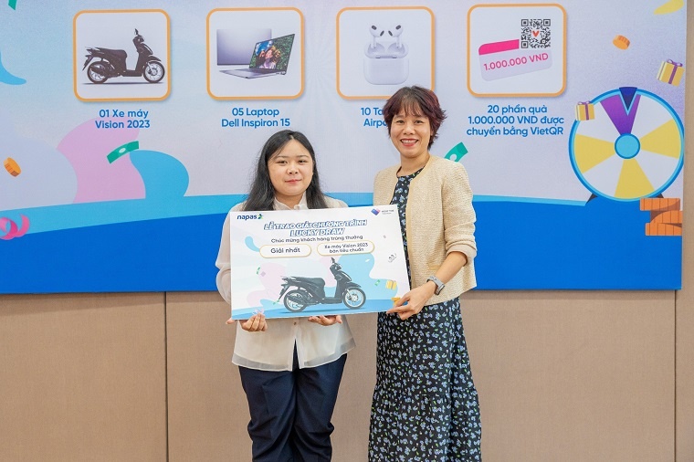 NAPAS trao thưởng cho khách hàng may mắn tại sự kiện 